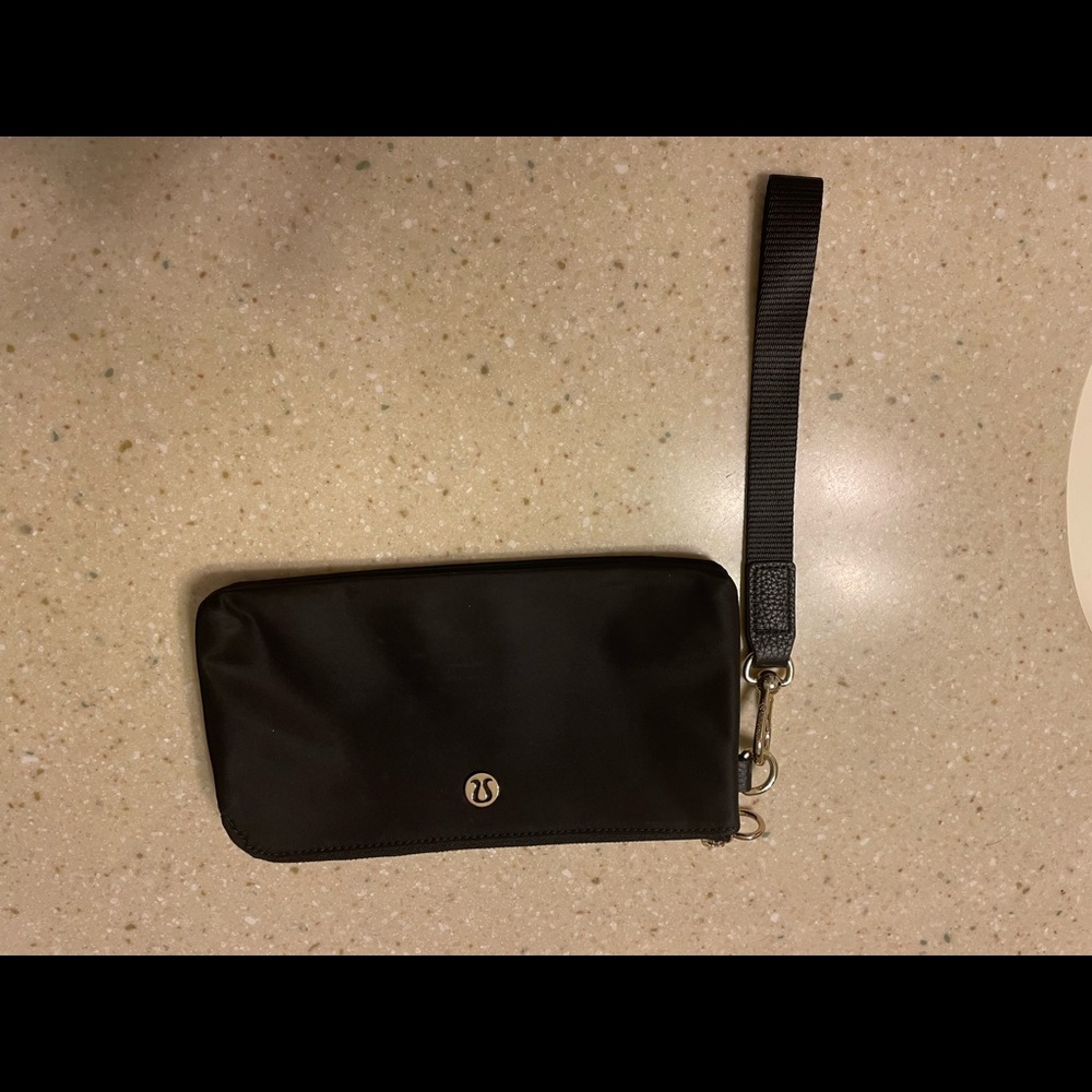 Lululemon curved wristlet in black. Never used.
